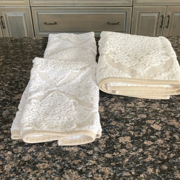 Tahari Bath Tahari Home 3pc Beige Tan Scrool Damask Towel Set